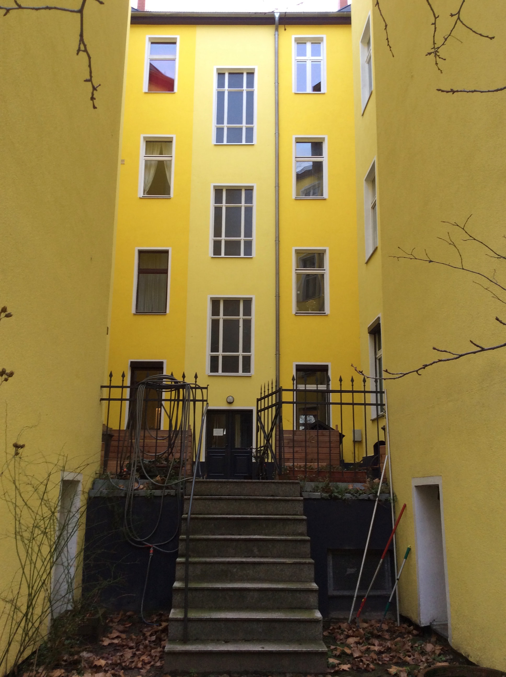 Gelbes Haus im Hinterhof