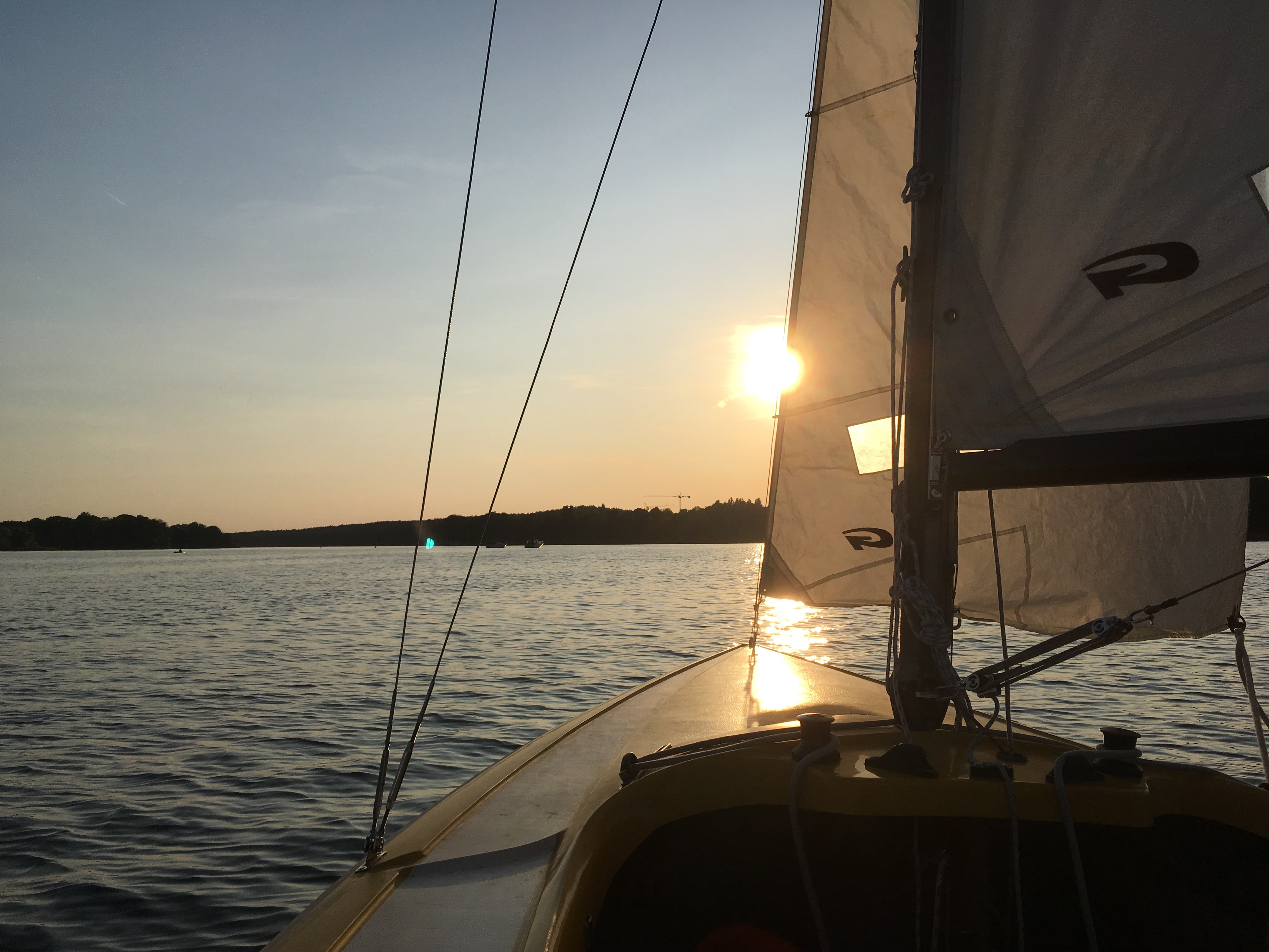 Boot auf See bei Sonnenuntergang