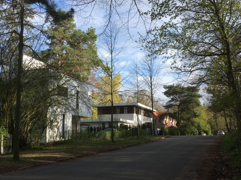 Haus umgeben von Bäumen