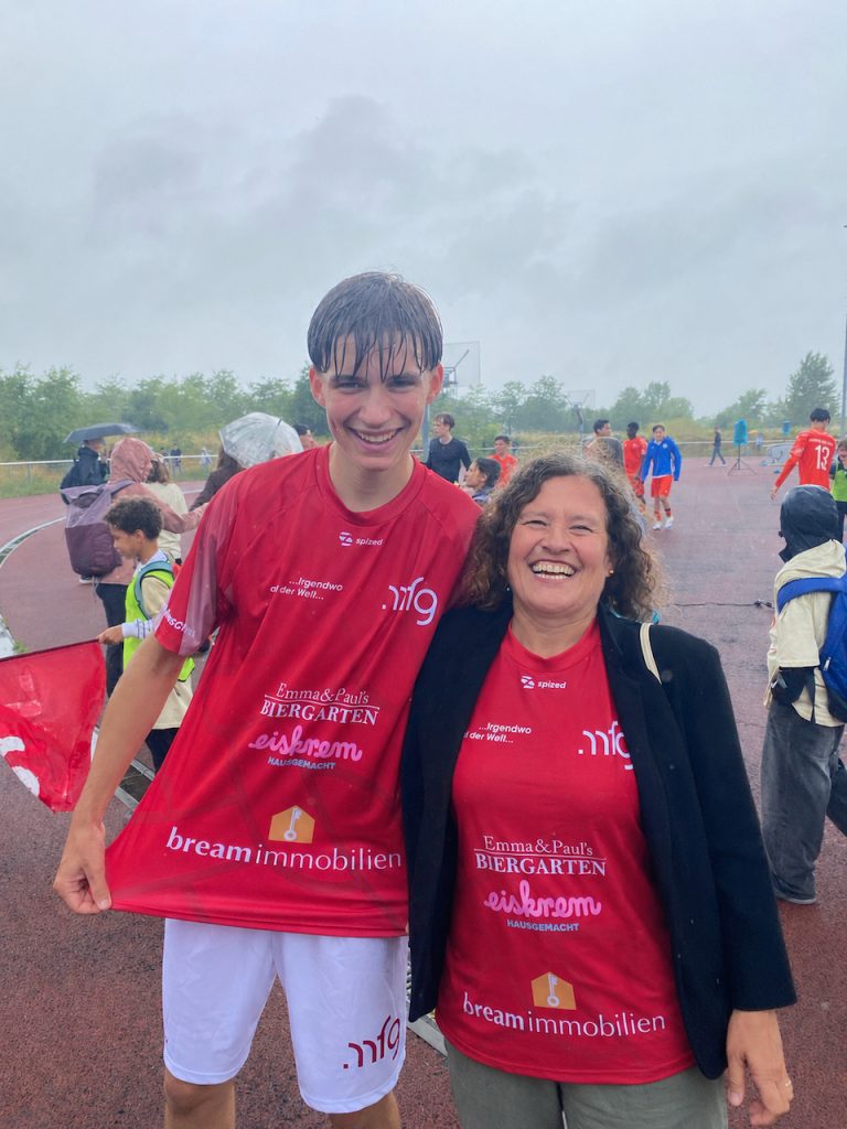 Sonja Bream mit Schüler im Trikot