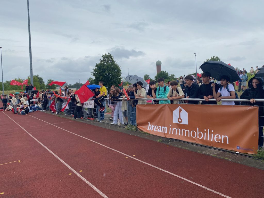 Bande am Fußballplatz mit Banner von Bream Immobilien